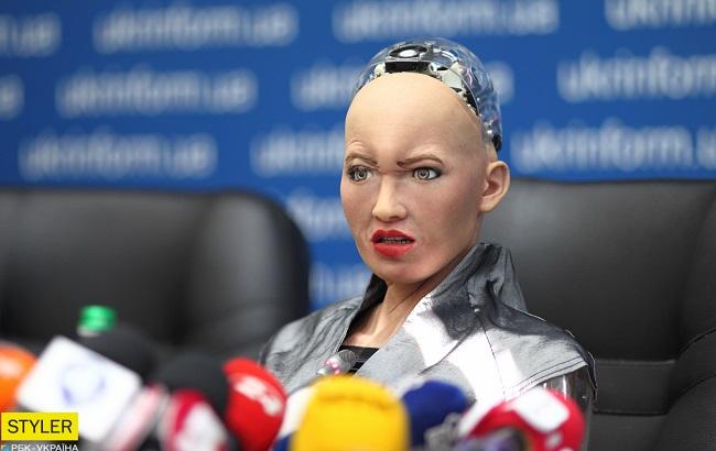 "Она теплая": известный украинский ведущий поцеловался с роботом Софией (видео)