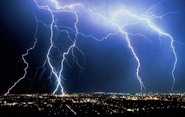 Синоптики предупреждают о грозах, граде и шквалах по Украине 31 мая