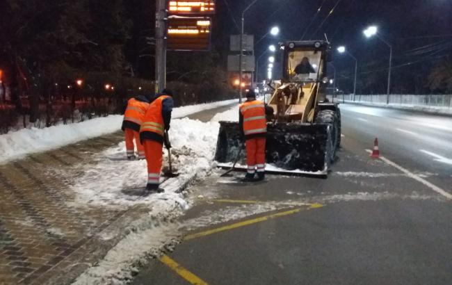 Улицы Киева чистят от снега круглосуточно, - КГГА
