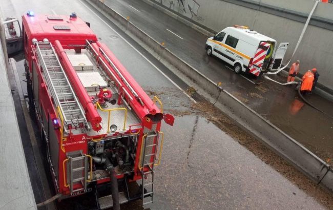 В Киеве ликвидируют последствия ливня: какие маршруты до сих пор не курсируют