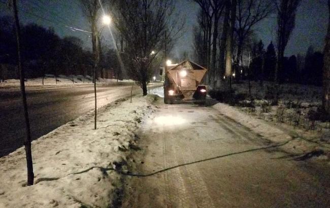 "Киевавтодор" обработал улицы столицы противогололедными материалами для безопасного движения пешеходов