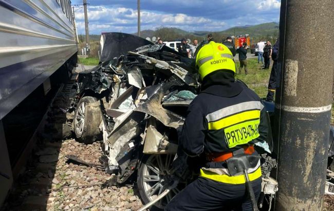 На Закарпатті Audi A8 зіткнулась з поїздом, який йшов з Києва: є постраждалий (фото)