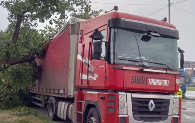 В Києві вирує негода: скільки вона триватиме, фото перших наслідків