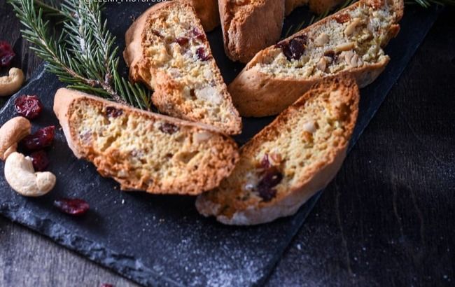 Італійський шарм: кантуччі з родзинками, журавлиною і апельсиновою цедрою