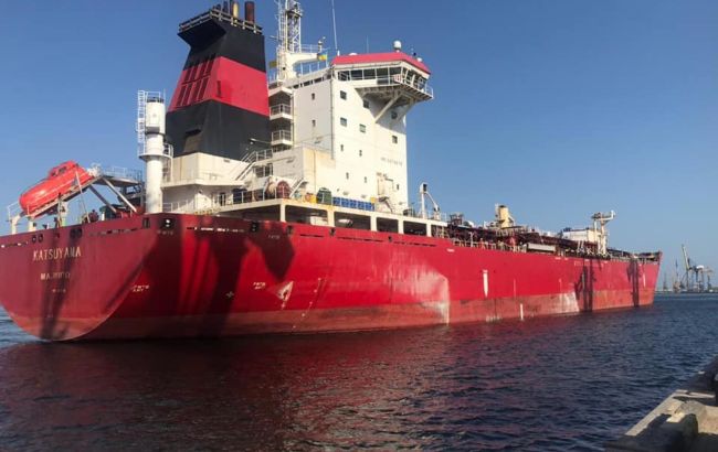 Судно с украинским зерном село на мель в Стамбуле и перекрыло движение по проливу