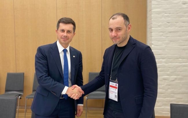 Украина и США подписали меморандум о сотрудничестве в транспортной сфере