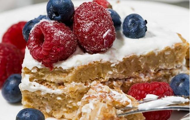 Завтрак на отлично: легкий овсяно-кокосовый торт на сковороде