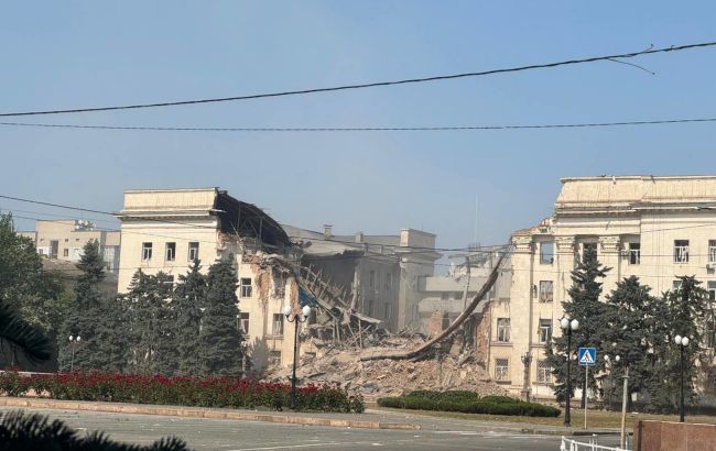 "Абсолютно хворі істоти": Зеленський про удар росіян по будівлі Херсонської ОДА