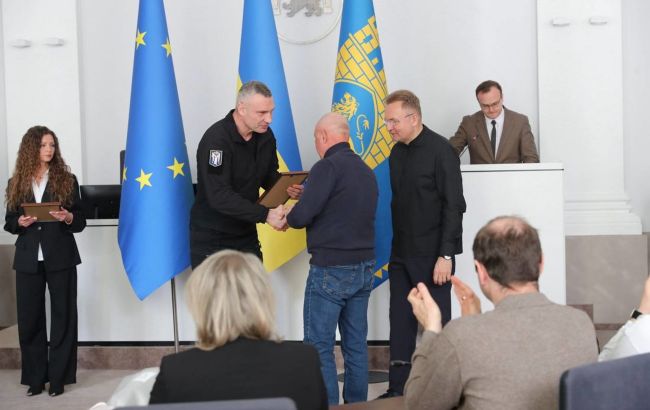 "Только вместе выстоим": Кличко отметил львовских коммунальщиков за подвиг в Киеве (фото)