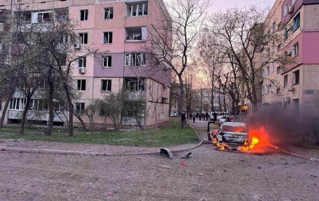 Зеленский показал фото разрушений после удара России по Кривому Рогу