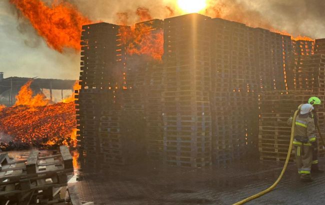 Россия атаковала Киевскую область: есть пострадавшая, вспыхнул пожар на предприятии