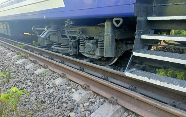 На Закарпатті зійшли з рейок три вагони пасажирського поїзда: що відомо