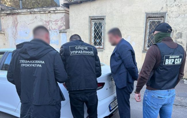 Виманював хабарі. В Одесі заарештували командира відділення, який називав себе військкомом