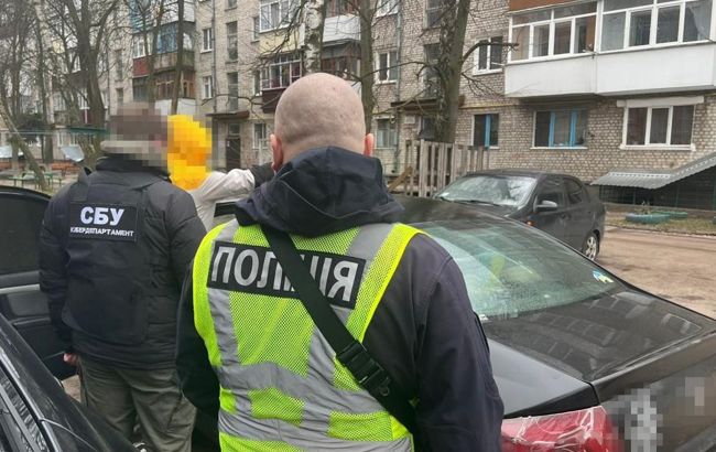 Обіцяли допомогти виїхати з Бахмута: СБУ викрила шахраїв, які виманювали гроші з українців