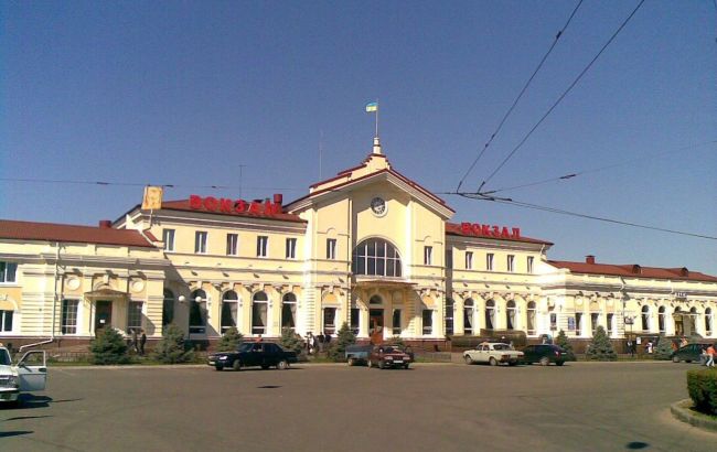 У Херсоні пошкоджено залізничний вокзал через нічний обстріл