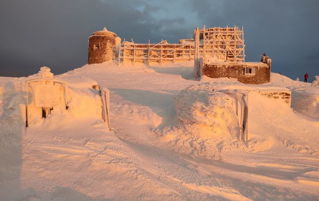Українців попередили про лавинну небезпеку та показали фото світанку в Карпатах