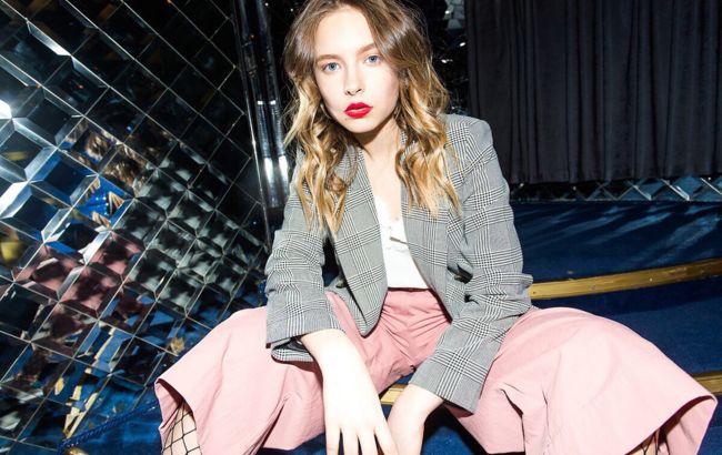 В топе и с голым животиком: дочь Елены Кравец взбудоражила сеть эффектным фотосетом