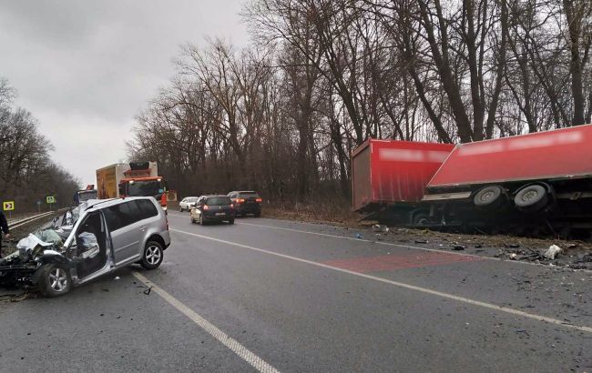 У Хмельницькій області вантажівка зіткнулася з легковиком: є загиблі