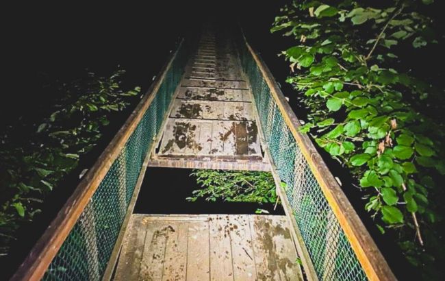 Впали з висоти 20 метрів. На Закарпатті обвалився міст, загинула туристка, є поранені