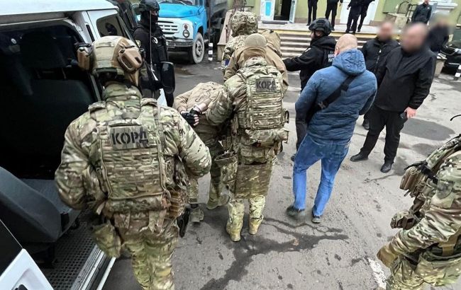 Катували людей та відбирали майно: у Тернополі затримали групу військових