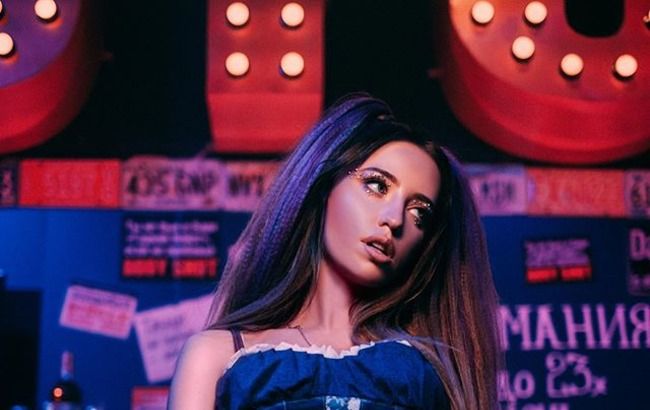 Длинноногая блондинка в розовом мини: дерзкая Дорофеева засветилась на ночной улице