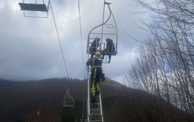 На Закарпатті 22 туристи застрягли на підйомнику: їх знімали рятувальники