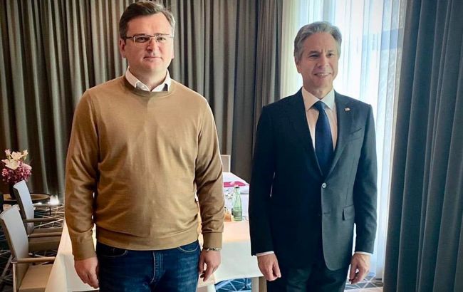 "Больше оружия направляется в Украину". Кулеба встретился с Блинкеном в Берлине