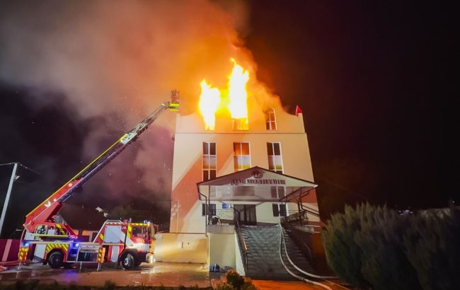 В Шепетовке по Дому молитвы ударила молния: начался сильный пожар (видео)