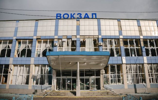 Пошкоджено депо, каси не працюють: фото наслідків удару РФ по вокзалу в Сумах