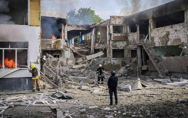 Росіяни вдарили по центру Чугуєва: пошкоджено дитсадок, є постраждалі