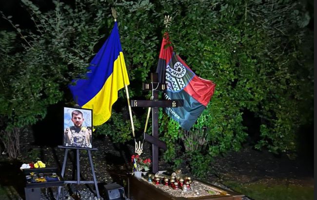 Поліція затримала жінку, яка влаштувала акт вандалізму на могилах бійців у Києві