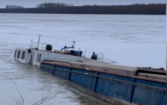 У порту в Одеській області тонула румунська баржа із зерном: її врятували