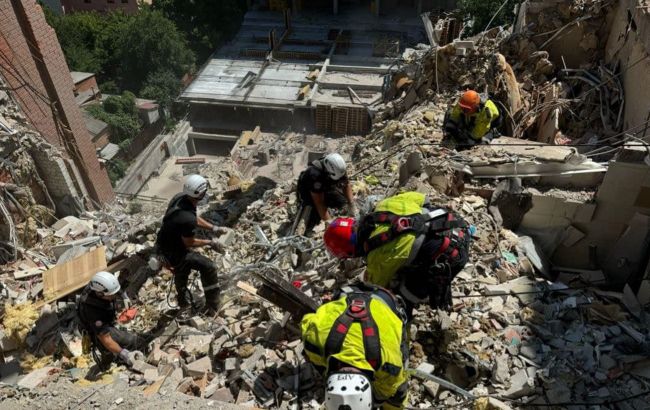 В Дніпрі триває рятувальна операція на місці обстрілу: шукають ще двох людей