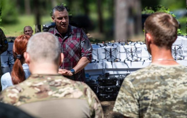 Кличко передал еще 2350 дронов от общины Киева трем подразделениям