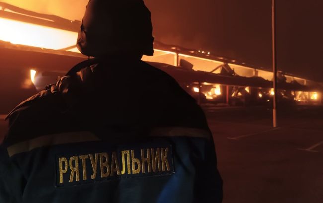 Вибухи та пожежі тривали всю ніч. Херсон зазнав масованого удару, палав "Епіцентр"