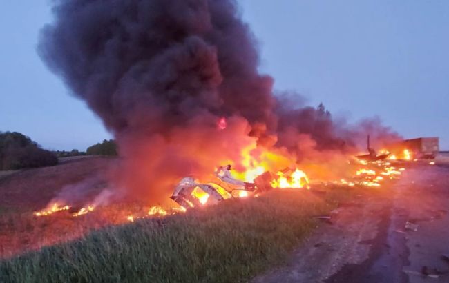 В Сумской области столкнулись две фуры: возник масштабный пожар, водители погибли