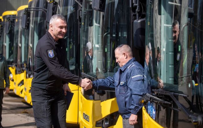 В Киеве вышла на маршруты еще одна партия современных инклюзивных автобусов: Кличко рассказал детали