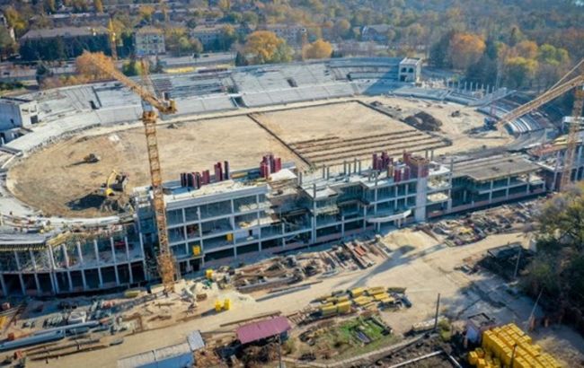 На стадионе "Металлург" в Кривом Роге делают "гибридное" поле и трибуны на 19 тыс. зрителей