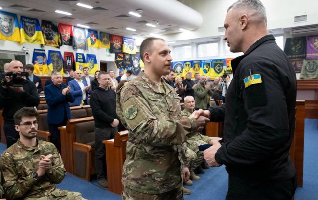 Кличко наградил бойцов "Азова"