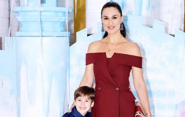 Эффектная Маша Ефросинина в роскошном образе показала семейную идиллию на отдыхе