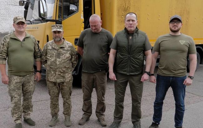 "Українська команда" передала бійцям 12-тонну вантажівку з гідробортом, - Палатний