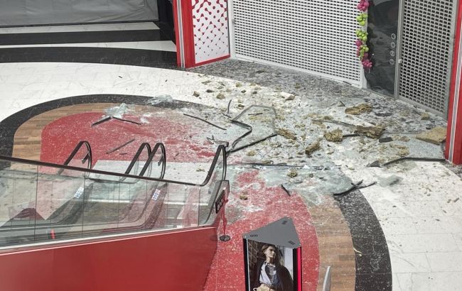 У Києві пошкоджений ТРЦ "Блокбастер Молл": як він виглядає після атаки