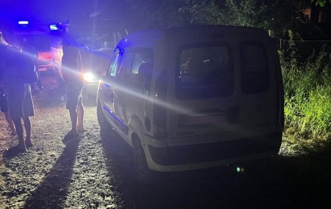 На Прикарпатті невідомий вистрілив в автомобіль: поранений підліток