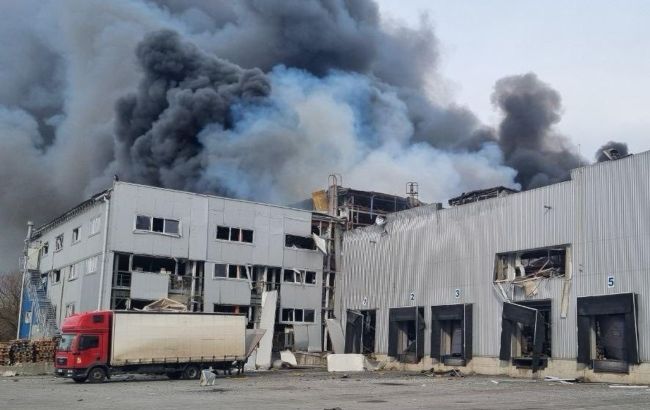 Прилет по складам компании "Биосфера", есть погибший: главное об ударе по Днепру