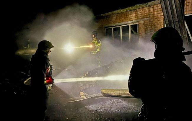 Россияне снова ударили по Фастову: повреждены дома, возникли пожары (фото)