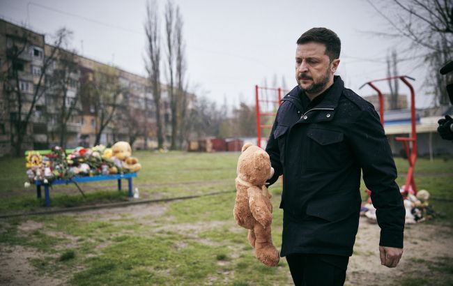 Зеленський приїхав на місце удару балістикою по Кривому Рогу і вшанував загиблих