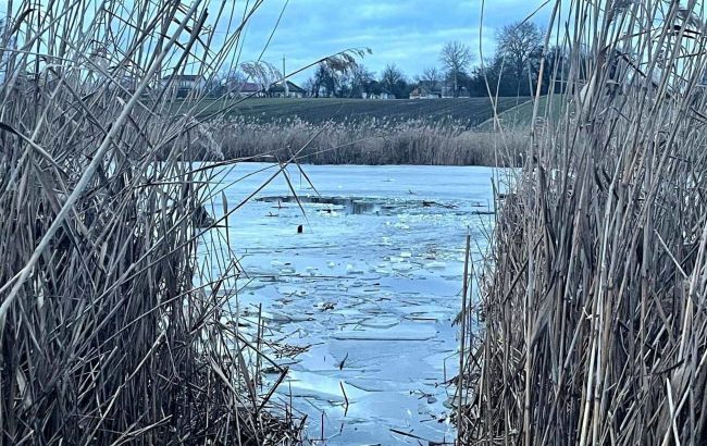 Під Києвом другий день шукають рибалку, який провалився під лід (фото, відео)