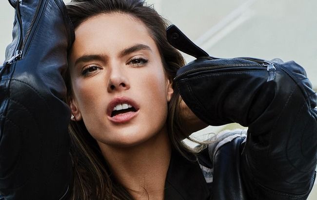 Ідеальні вигини: Алессандра Амбросіо показала жаркий знімок в бікіні