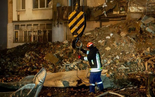 У Тернополі третю добу триває розбір завалів після удару РФ: досі шукають 16 людей