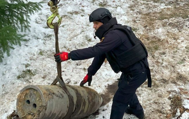 Саперы обезвредили боевую часть ракеты "Кинжал" в Киеве (фото)